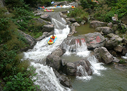 La comifo organise des activités de rafting des employés à huangtengxia